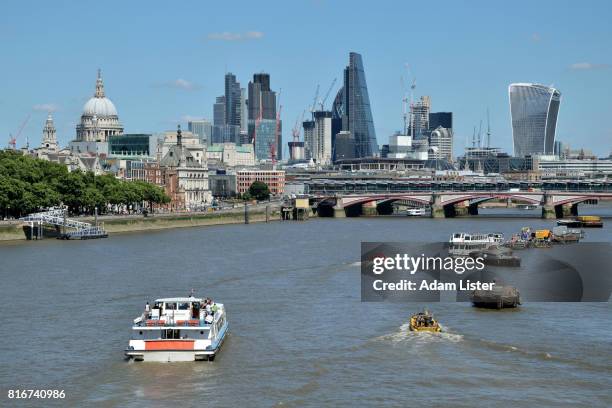 thames boats to the city - adam lister stockfoto's en -beelden