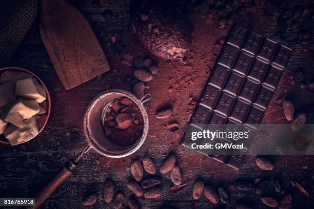 préparation des barres de chocolat de qualité bonne - chocolat noir photos et images de collection