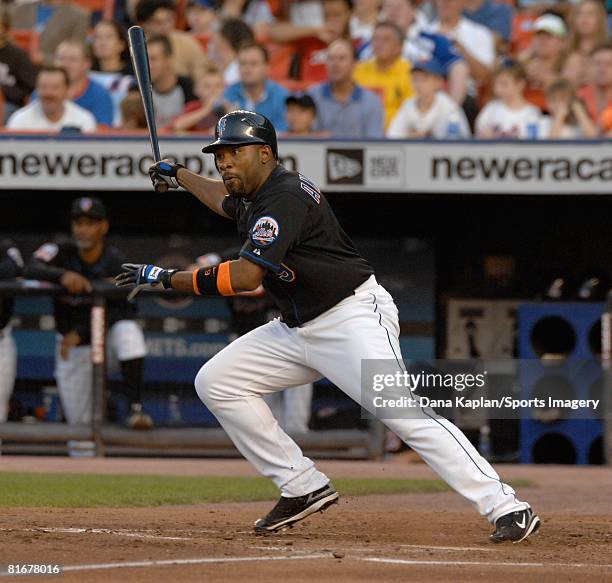 Marlon Anderson of the New York Mets bats against the Texas Rangers at Shea Stadium during a game on June 13, 2008 in Flushing, New York.