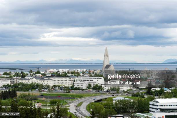 city view over reykjavik, iceland - reykjavik hallgrimskirkja stock pictures, royalty-free photos & images