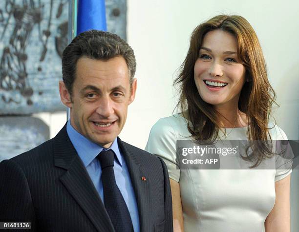 France's President Nicolas Sarkozy and his wife Carla Bruni-Sarkozy attend an official dinner with Israel's President Shimon Peres at the...