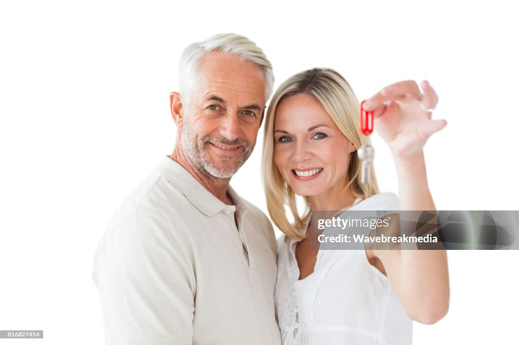 Glückliches Paar zeigen ihre neuen Hausschlüssel