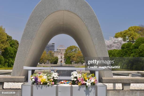 hiroshima peace memorial park (cenotafio en honor de las víctimas) - hiroshima 1945 fotografías e imágenes de stock