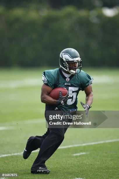 Running back Lorenzo Booker of the Philadelphia Eagles runs with the ball during mini-camp on May 27, 2008 at the NovaCare Complex in Philadelphia,...