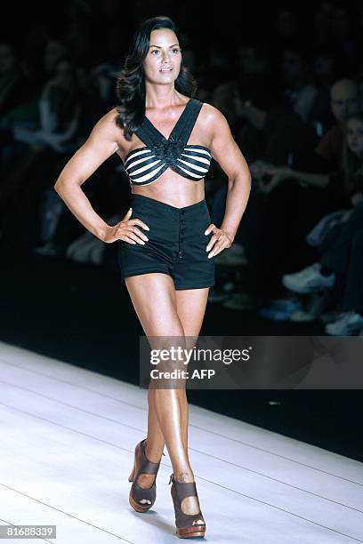 Brazilian supermodel Luiza Brunet presents an outfit by Poko Pano as part of the 2009 Spring-Summer collections of the Sao Paulo Fashion Week, in Sao...