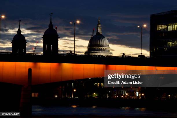 st pauls at dusk over london bridge - adam lister stock-fotos und bilder