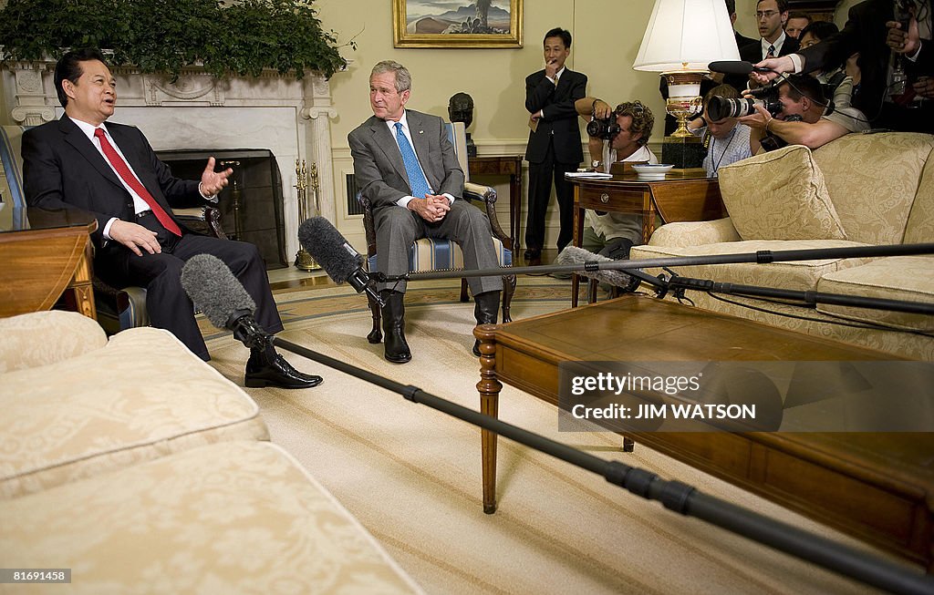 US President George W. Bush (C) and Viet