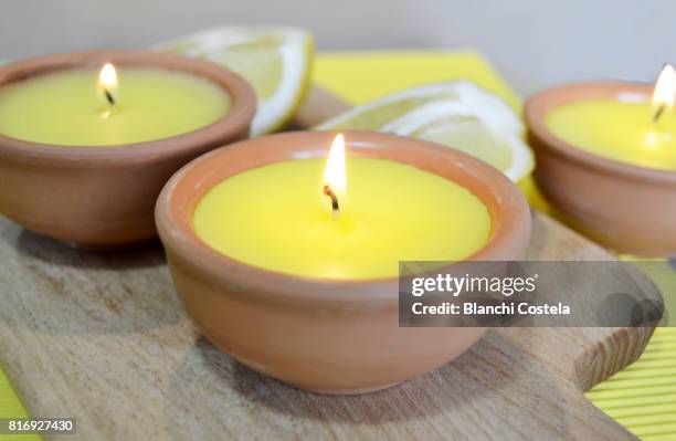 citronella candles - lemongrass stockfoto's en -beelden