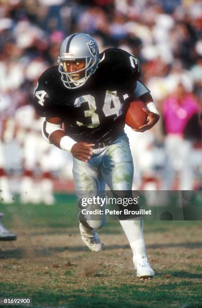 Raiders RB Bo Jackson file photos in action