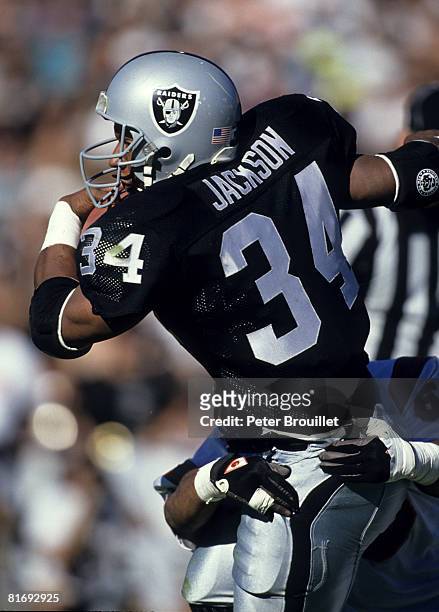 Los Angeles Raiders running back Bo Jackson carries the football before being tackled during the Raiders 20-10 victory over the Cincinnati Bengals in...