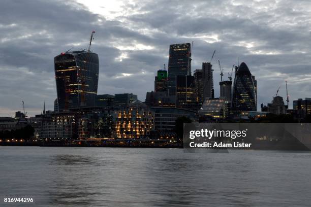 city of london at dusk - adam lister stock-fotos und bilder