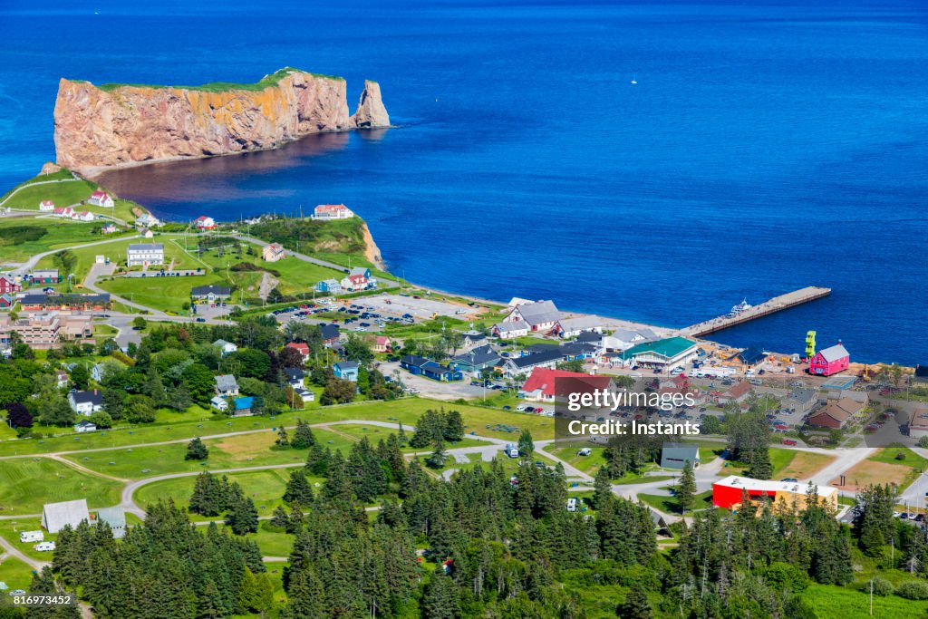 Una mirada a la pequeña ciudad de Percé y su famoso Rocher Percé (Perce Rock), parte de la península de Gaspe en Québec.