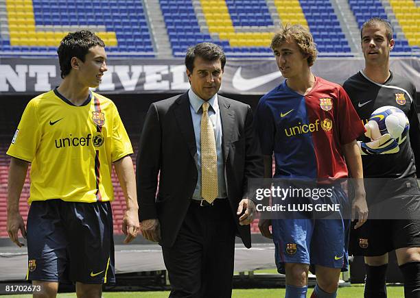 Barcelona?s president Joan Laporta chats with young football players on June 25, 2008 on the pitch of the Camp Nou stadium during the presentation of...