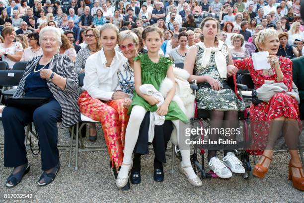 Antonia von Thurn und Taxis , Gloria von Thurn und Taxis with her niece Carlotta Hipp, her niece Mimi, her niece Pilar von Schoenburg-Glauchau and...