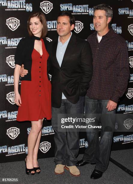 Actors Anne Hathaway, Steve Carell and director Peter Segal attends the "Get Smart" photo call at Hotel Four Seasons on June 25, 2008 in Mexico City,...