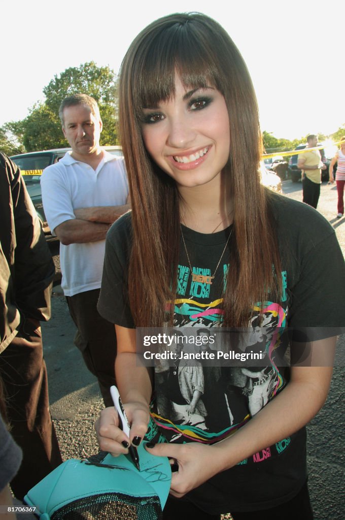 Melissa Reyes and Demi Lovato Perform at The Crazy Donkey - June 24, 2008