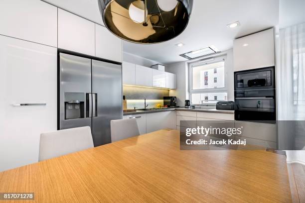 modern kitchen - kitchen table stock-fotos und bilder