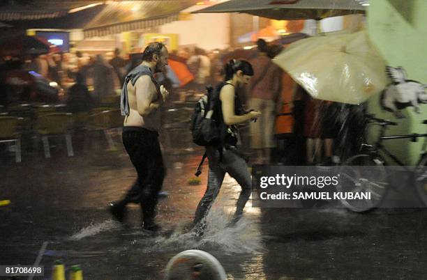 Turkish supporters cross a street under, Fotografía de noticias