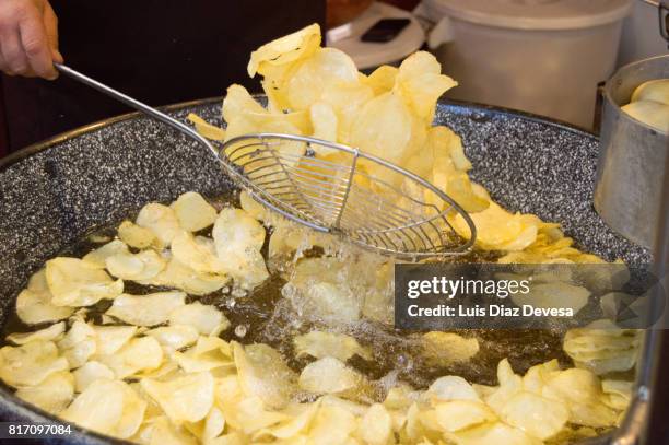 fresh potato chips frying - batata frita de pacote imagens e fotografias de stock