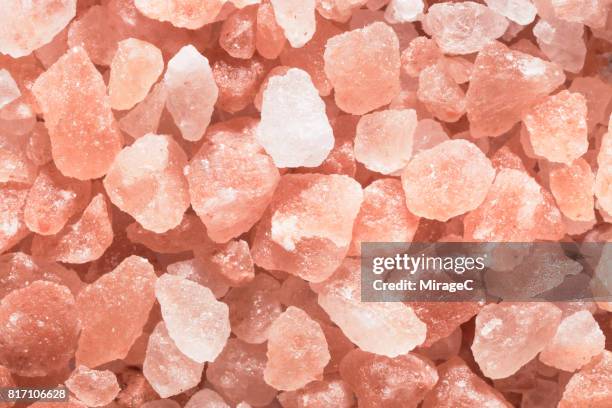 himalayan pink salt - himalayazout stockfoto's en -beelden