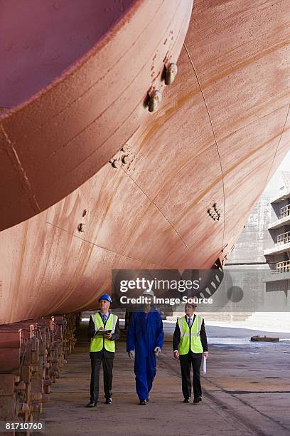 workers by ship - scheepswerf stockfoto's en -beelden