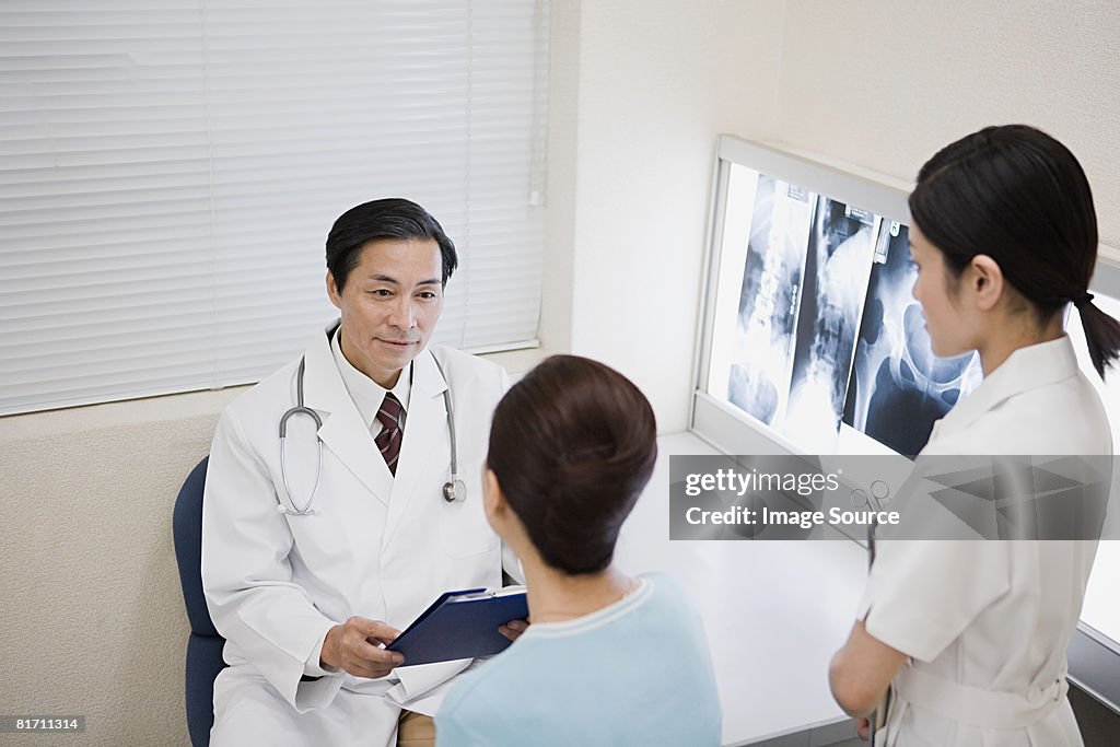 Arzt und patient mit x-Strahlen