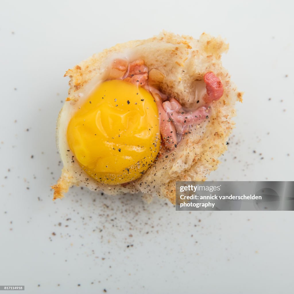 Breakfast quiche with bread, lardons and an egg