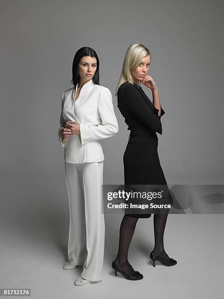 two businesswomen - femme robe blanche photos et images de collection