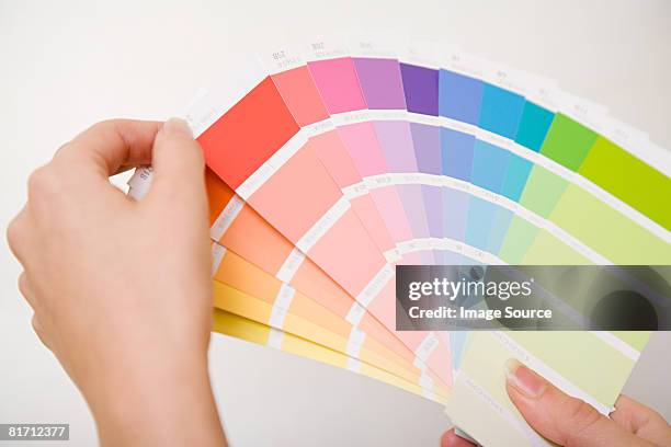 persona de color de retención de registros - muestra de colores fotografías e imágenes de stock