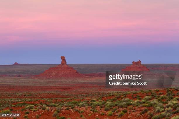 valley of the gods at sunset near mexican hat, utah - bears ears national monument stock-fotos und bilder