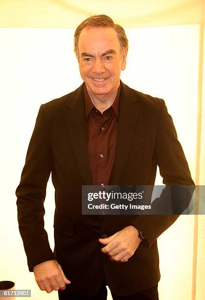 Neil Diamond arrives at the dinner in honour of Nelson Mandela, celebrating his 90th birthday, at Hyde Park on June 25, 2008 in London, England. The...