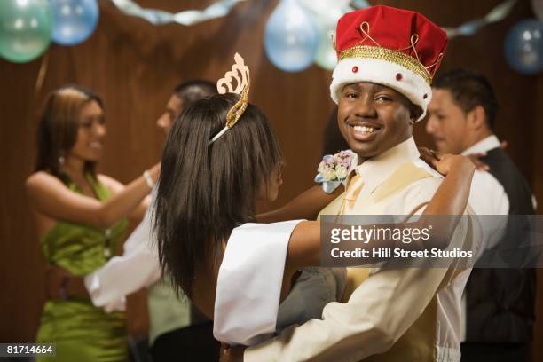 african prom king and queen dancing - mann anhimmeln stock-fotos und bilder