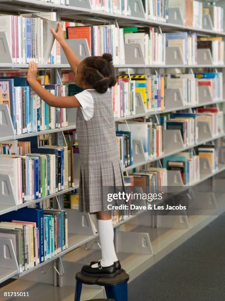 Take Off Book Taking Book Off Shelf Photos et images de collection - Getty Images
