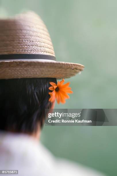 hispanic man wearing hat with flower  - straw boater hat photos et images de collection