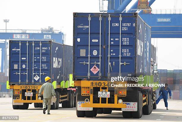 Container Lorry Driver Truck Driver Unloading Photos and Premium High Res Pictures - Getty Images