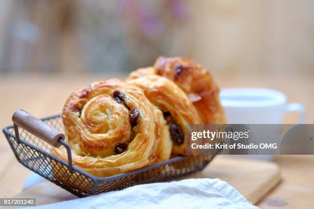 danish pastry on wooden table - deens broodje stockfoto's en -beelden