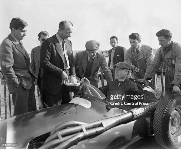 Mike Hawthorn and Raymond Mays at Goodwood, April 1956.