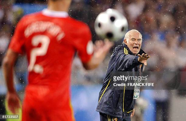 Coach of the Spanish national football team Luis Aragones gestures during the Euro 2008 championships semi-final football match Russia vs. Spain on...