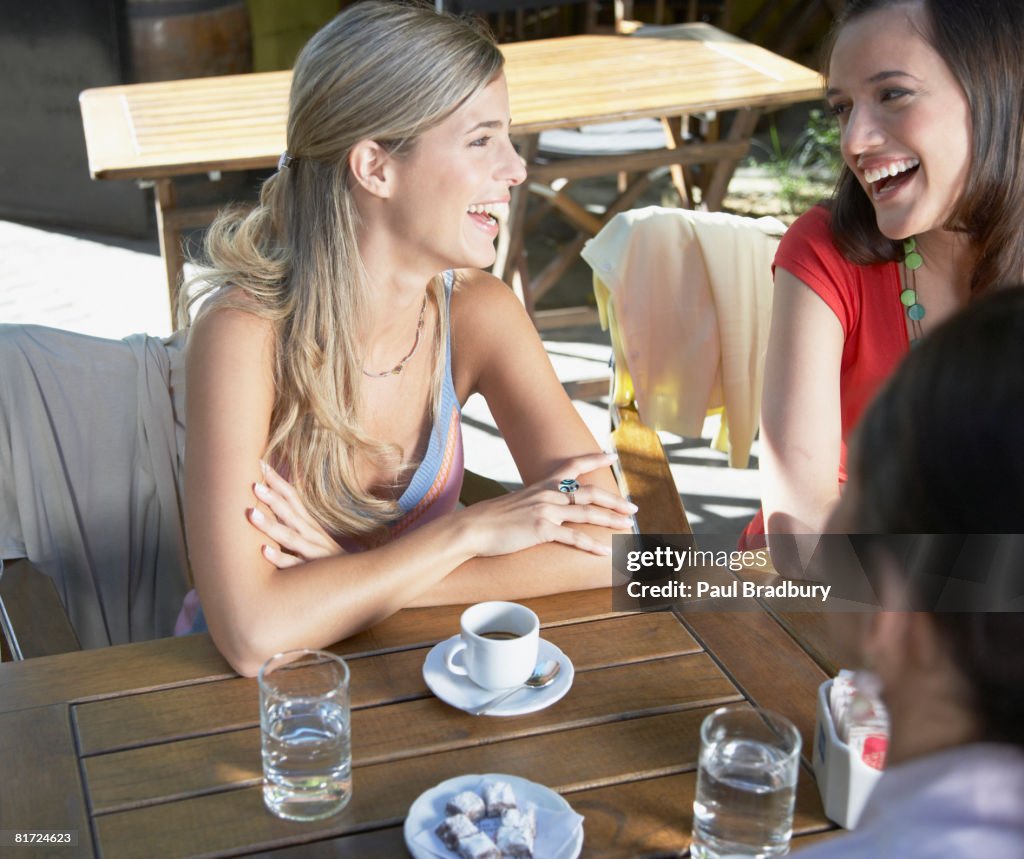 Tres mujeres hablando y Riendo en el restaurante