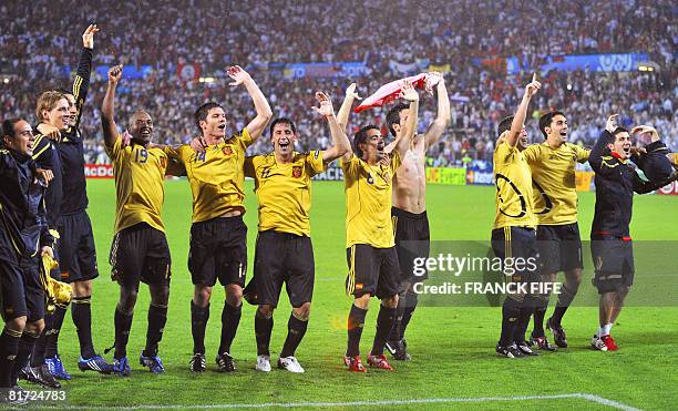 Spanish players celebrate at the end of their Euro 2008 championships semi-final football match Russia vs. Spain on June 26, 2008 at Ernst-Happel...