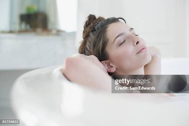 frau entspannenden in schaumbad - frau badewanne stock-fotos und bilder