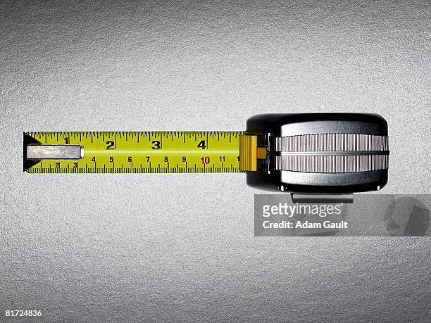 a measuring tape with five inches showing - metro unidad de medida fotografías e imágenes de stock