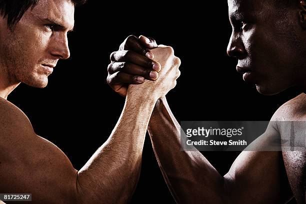 two men arm wrestling - echar un pulso fotografías e imágenes de stock