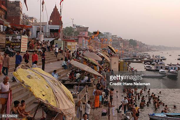 india, people standing at ghat by river, elevated view - bathing ghat fotografías e imágenes de stock