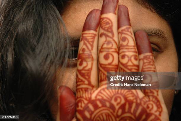 henna tattoo on hand - tatuagem de henna imagens e fotografias de stock