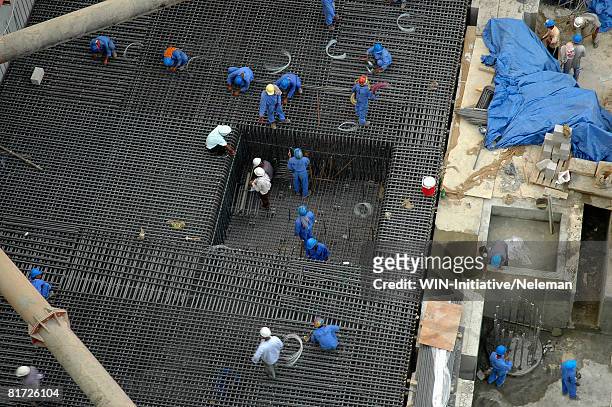 workers at construction site, elevated view - baustelle von oben stock-fotos und bilder