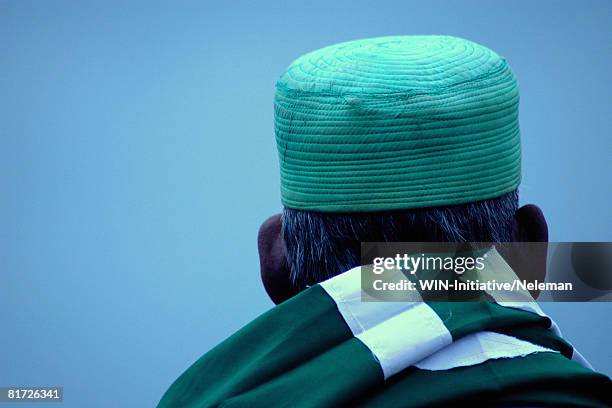 back of man's head - islamismo imagens e fotografias de stock
