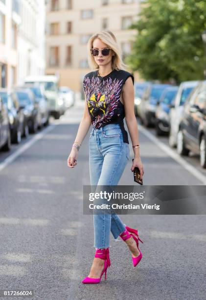 Lisa Hahnbueck wearing a sleeveless black Louis Vuitton SS 17 tshirt with print, light toned cropped Levis Wedgie denim jeans, pink Christian...