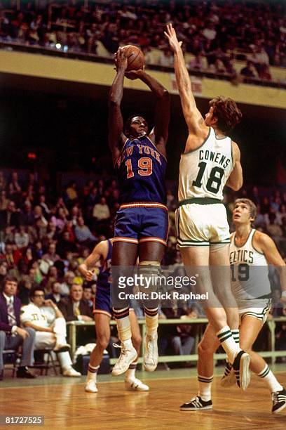 Willis Reed of the New York Knicks goes up for a shot against Dave Cowens of the Boston Celtics circa 1973 at the Boston Garden in Boston,...