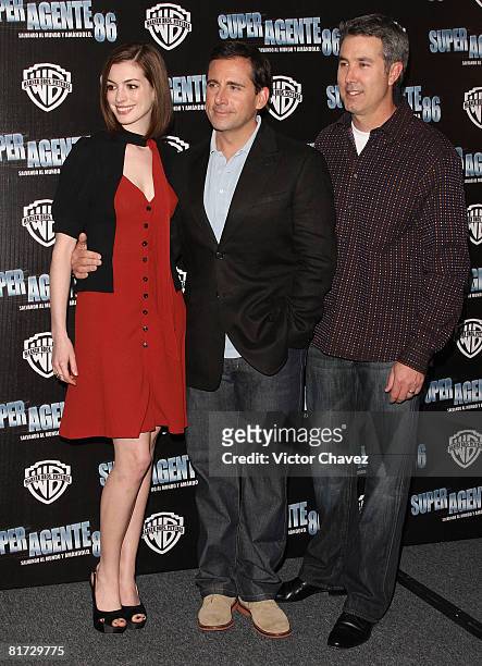 Actors Anne Hathaway, Steve Carell and director Peter Segal attends the "Get Smart" photo call at Hotel Four Seasons on June 25, 2008 in Mexico City,...